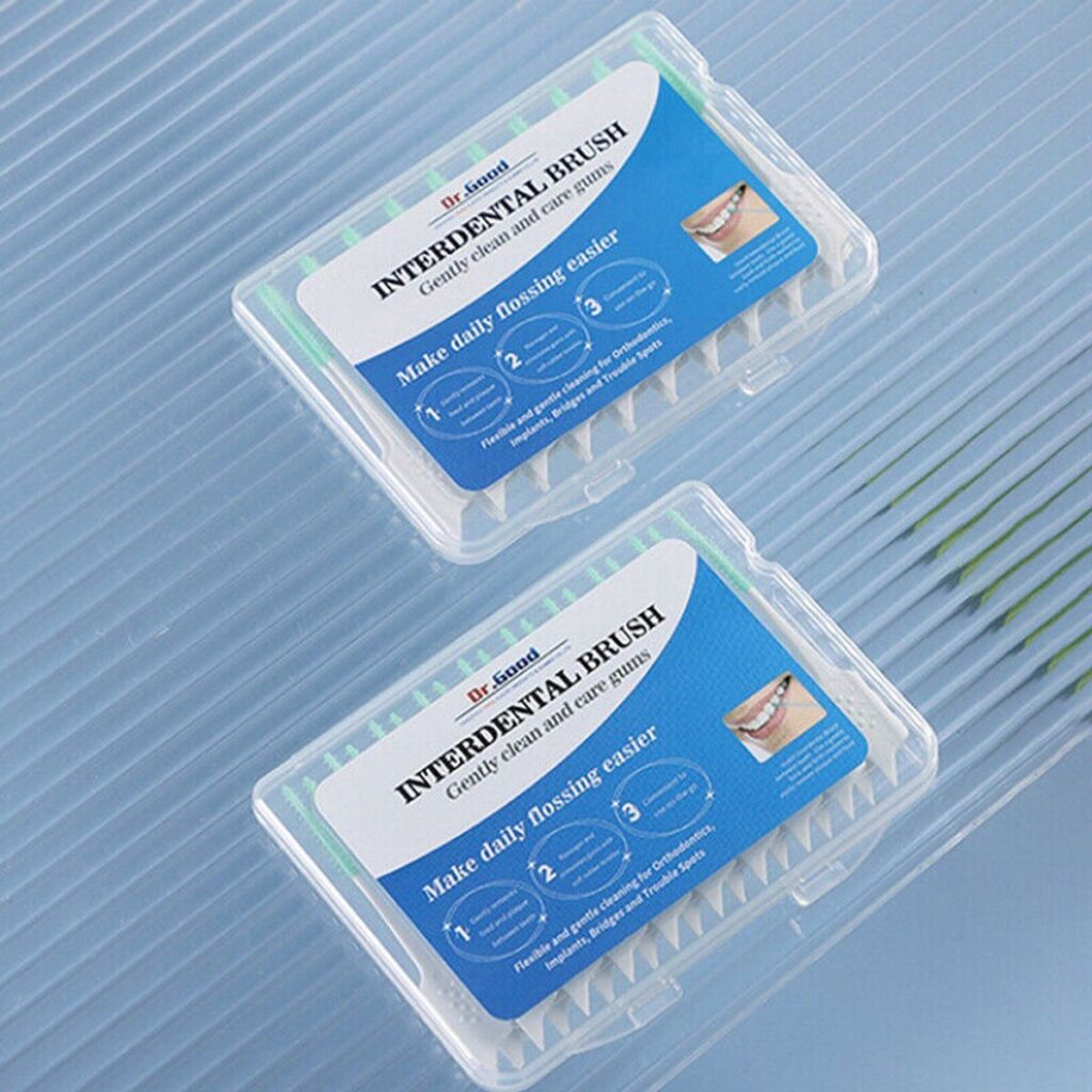 Zwei Verpackungen mit Interdentalbürsten für die Zahnzwischenraumreinigung.